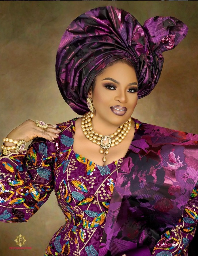 A Lui'Deo customer wearing the Gele Brooch & Pin Set